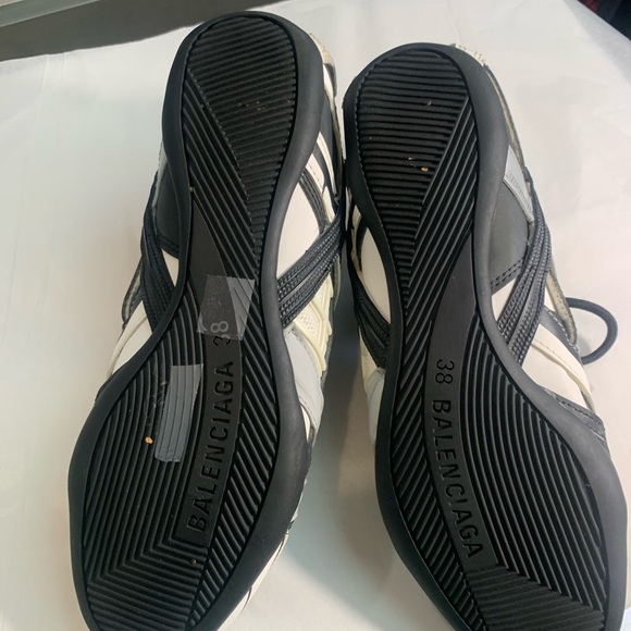 Ladies  Black and White Athletic Shoes size 38 or 7 1/2 - Picture 7 of 9
